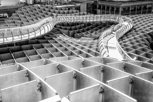 Las Setas de Lisbonne. Echappèe sinueuse dans un labyrinthe mét allique.