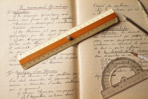 Sur mes cahiers d'écoliers j'ai écrit ton nom Géométrie