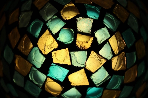 L'éclat du verre cadre la lumière.