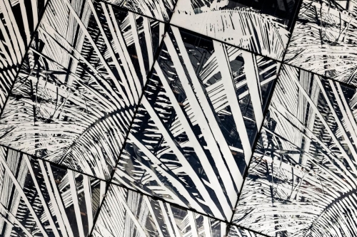 Un palmier sans colombe sur la façade en verre de la résidence « Le Colombier » à Labège